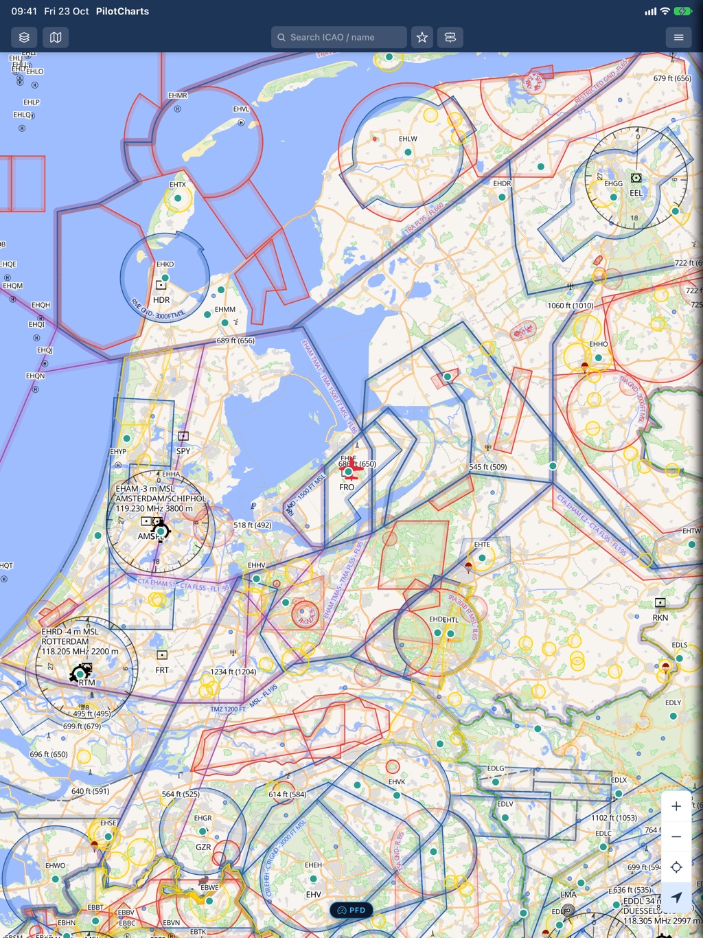 PilotCharts on iPad: moving map with aeronautical chart overlay and airspaces
