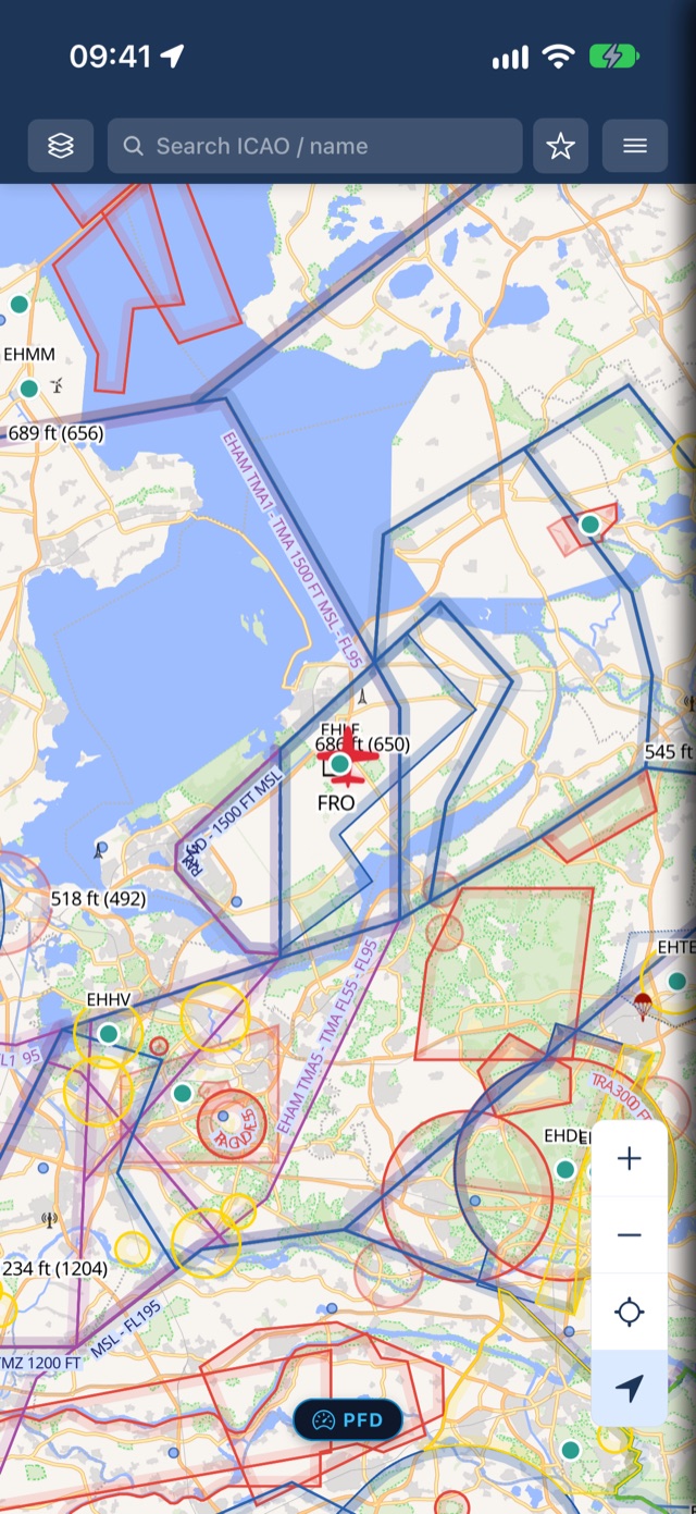 PilotCharts on iPhone: moving map with aeronautical chart overlay and airspaces